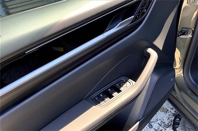 Used 2025 Porsche Macan 4 Electric image 28