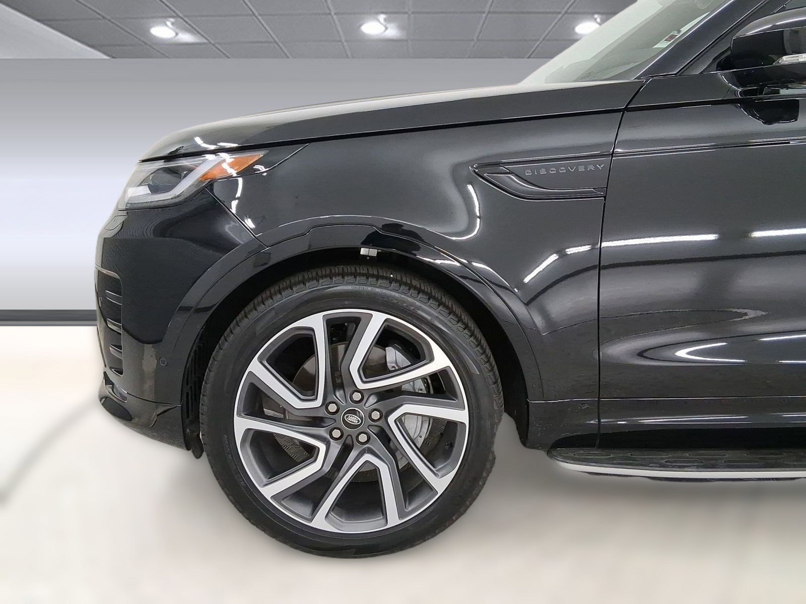 Used 2025 Land Rover Discovery Dynamic SE image 19