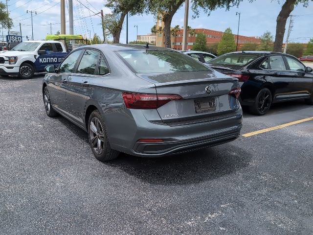 Used 2023 Volkswagen Jetta SE image 4