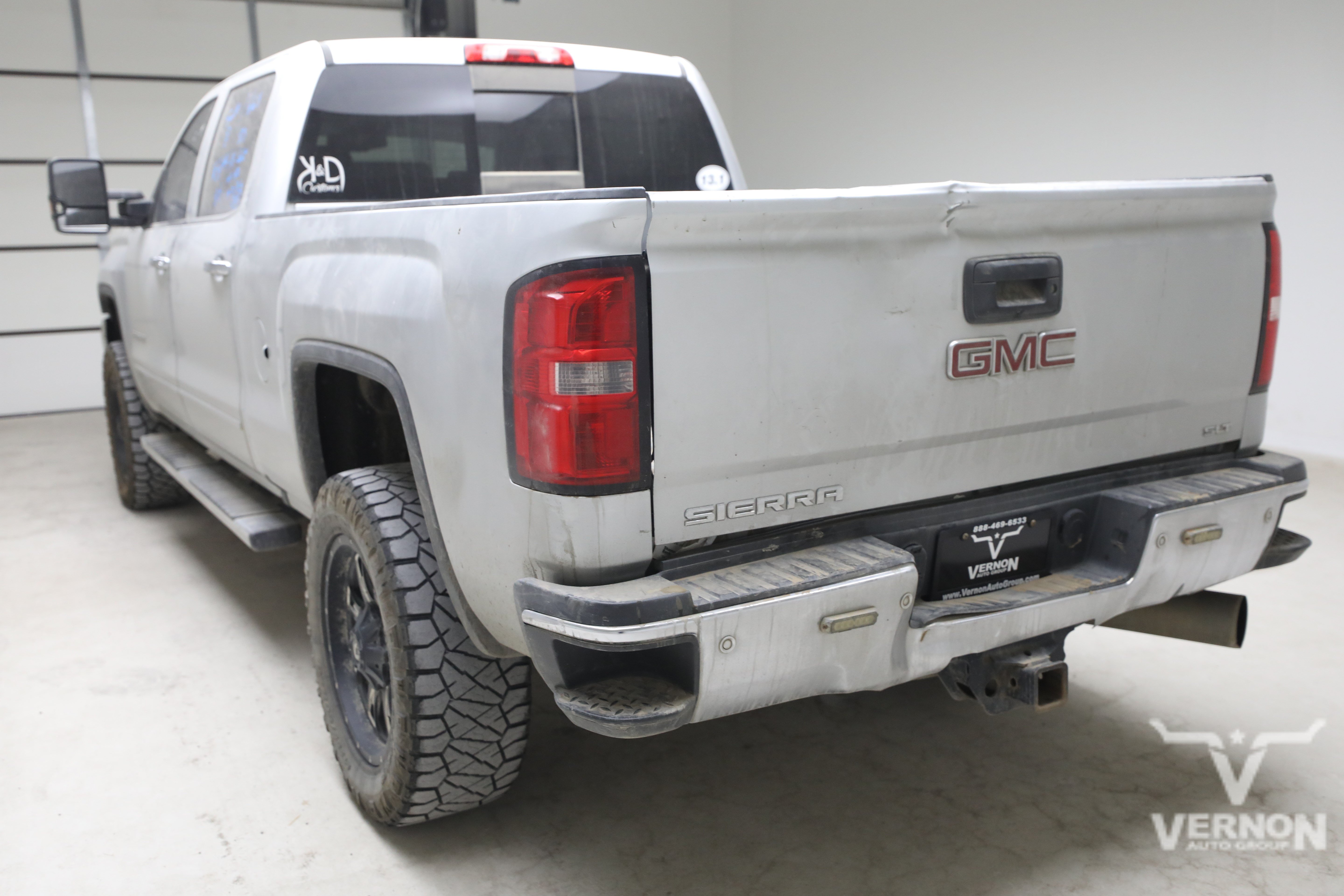 Used 2019 GMC Sierra 2500 SLT w/ Duramax Plus Package AWD/4WD image 2