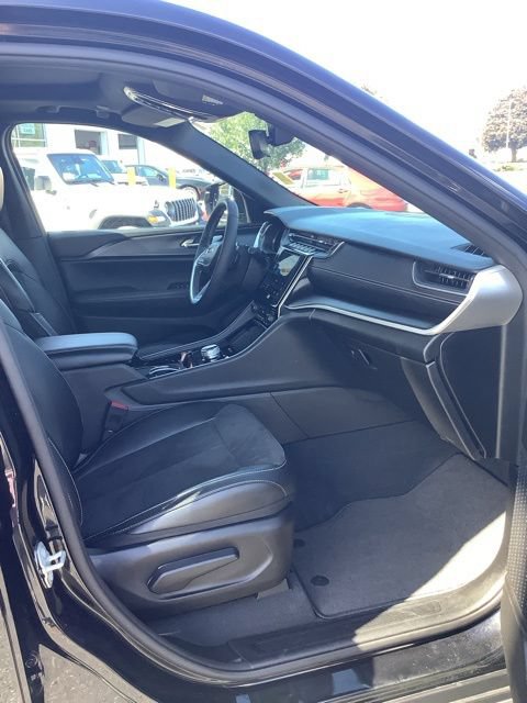 Used 2023 Jeep Grand Cherokee Altitude AWD/4WD image 23