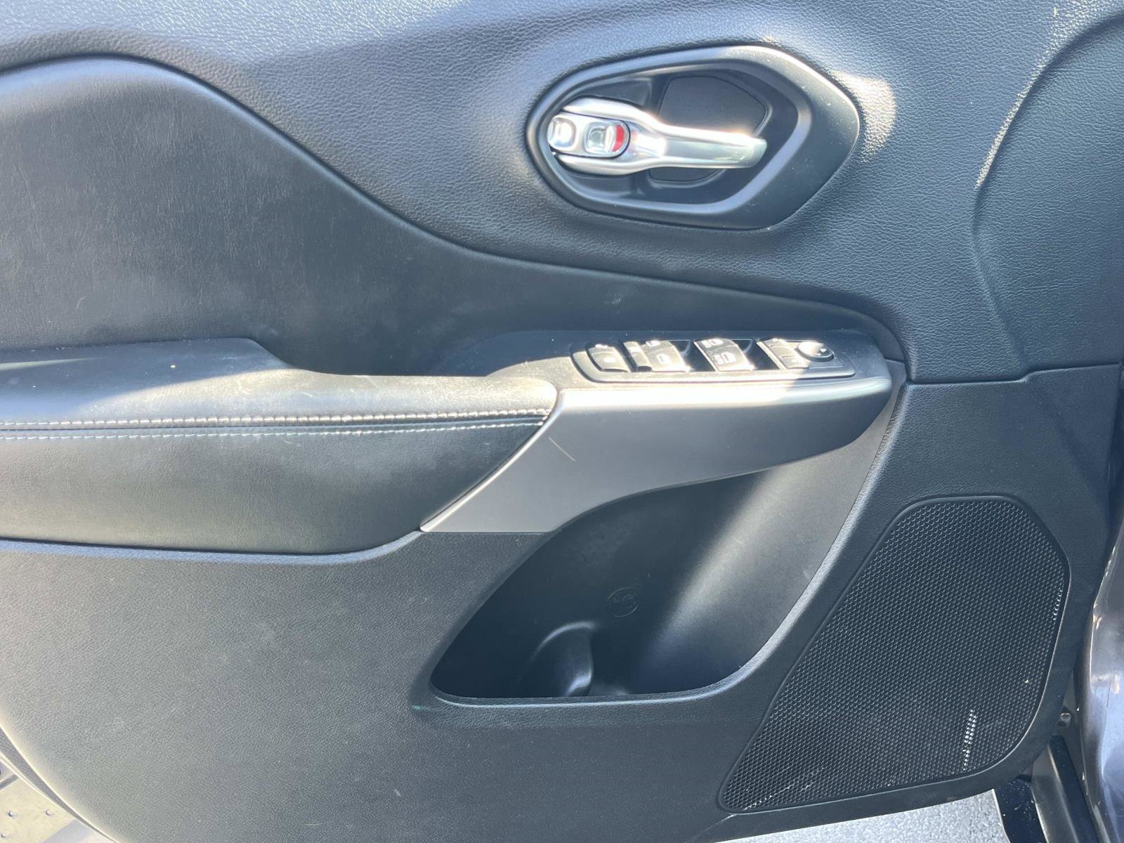 Used 2019 Jeep Cherokee Latitude Plus w/ Comfort/Convenience Group image 26