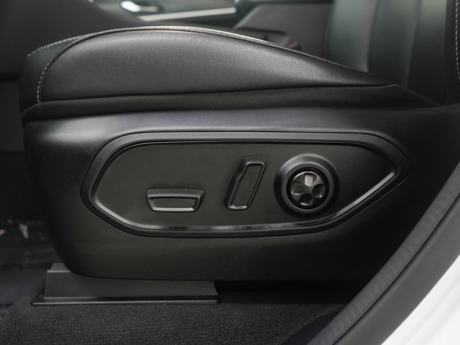 Used 2024 Jeep Grand Cherokee Limited AWD/4WD image 23