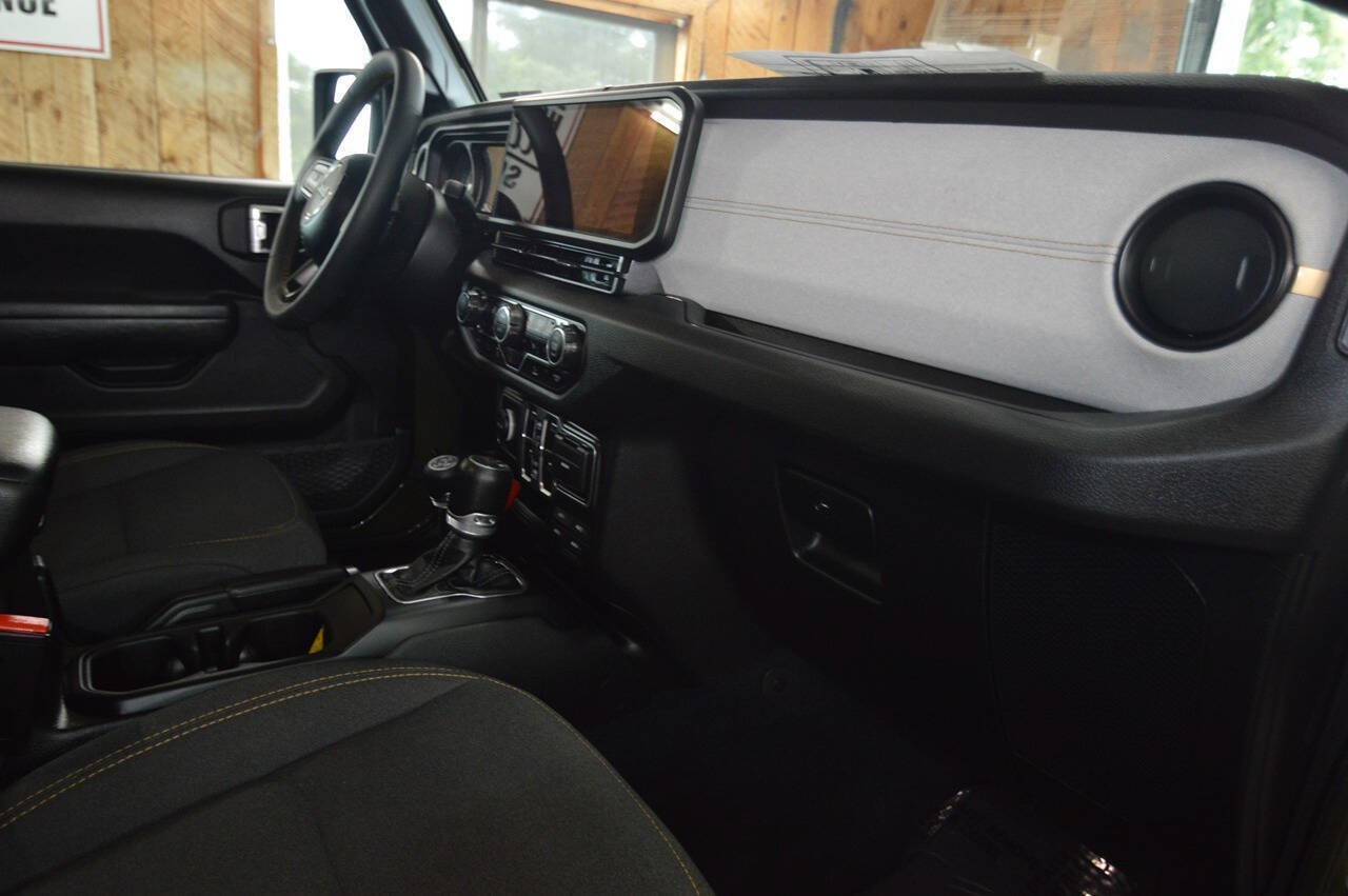 Used 2024 Jeep Wrangler Unlimited w/ Convenience Group AWD/4WD image 10