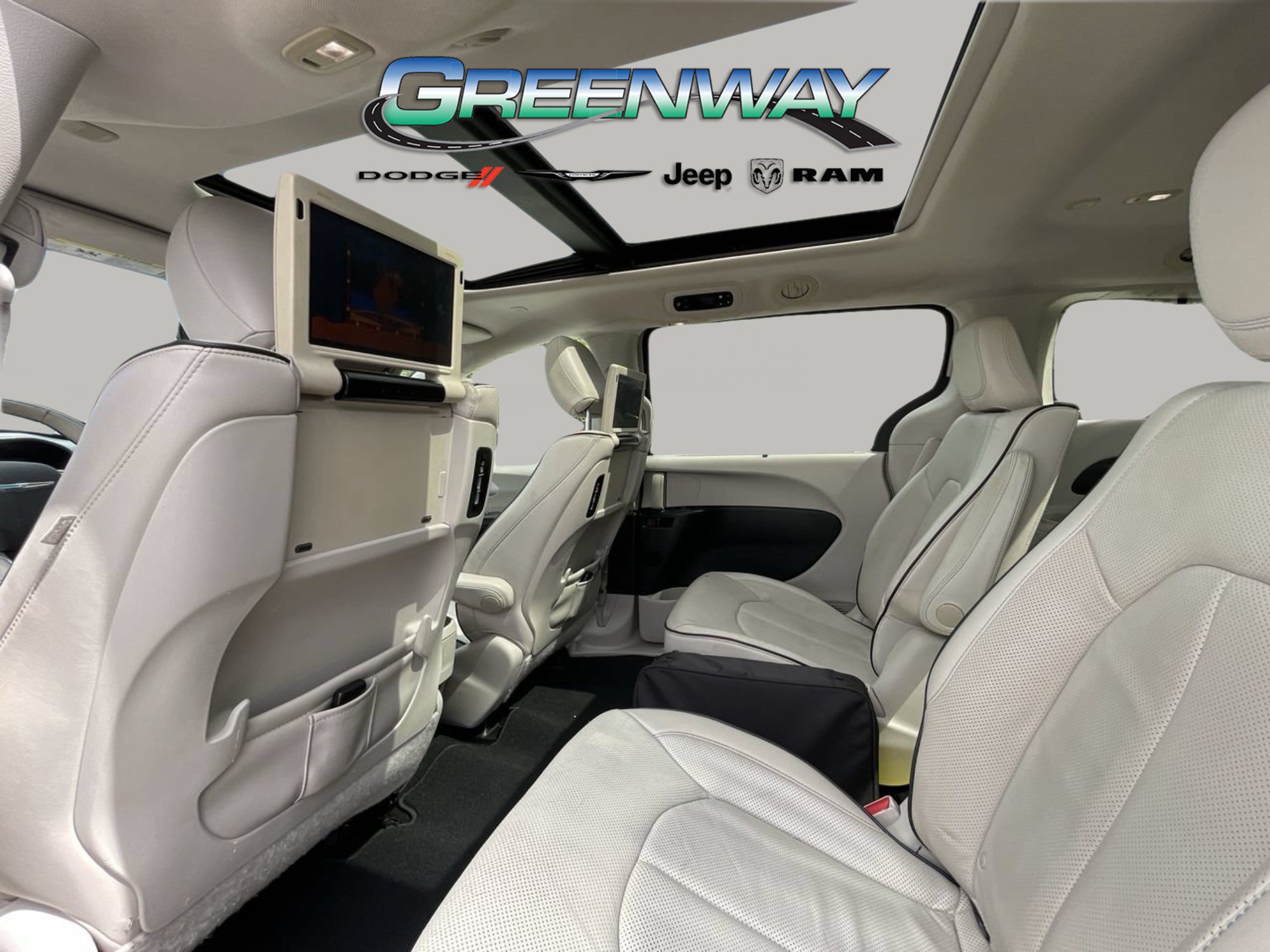 Used 2017 Chrysler Pacifica Platinum FWD image 18