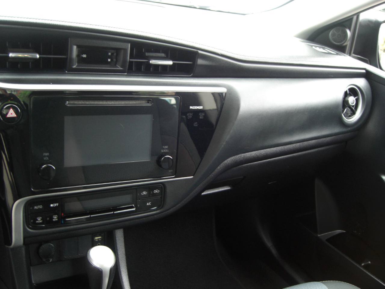 Used 2017 Toyota Corolla LE FWD image 6