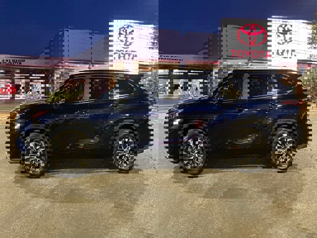 Certified 2025 Toyota Highlander XLE image 8