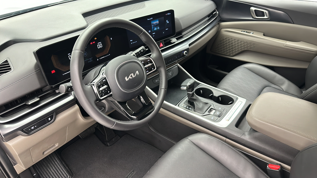 Used 2025 Kia Carnival FWD image 13