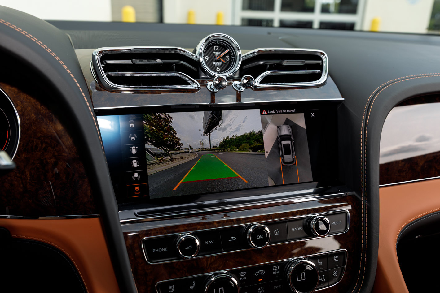 Certified 2023 Bentley Bentayga Extended Wheelbase AWD/4WD image 44
