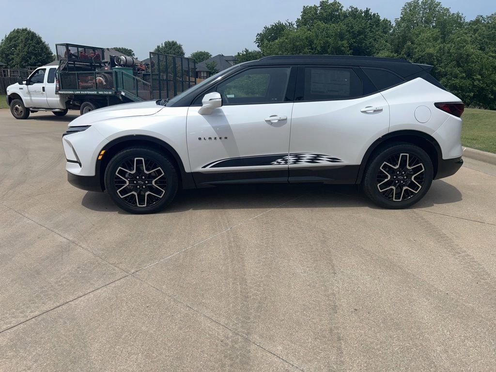 Used 2025 Chevrolet Blazer RS w/ Enhanced Convenience Package FWD image 2