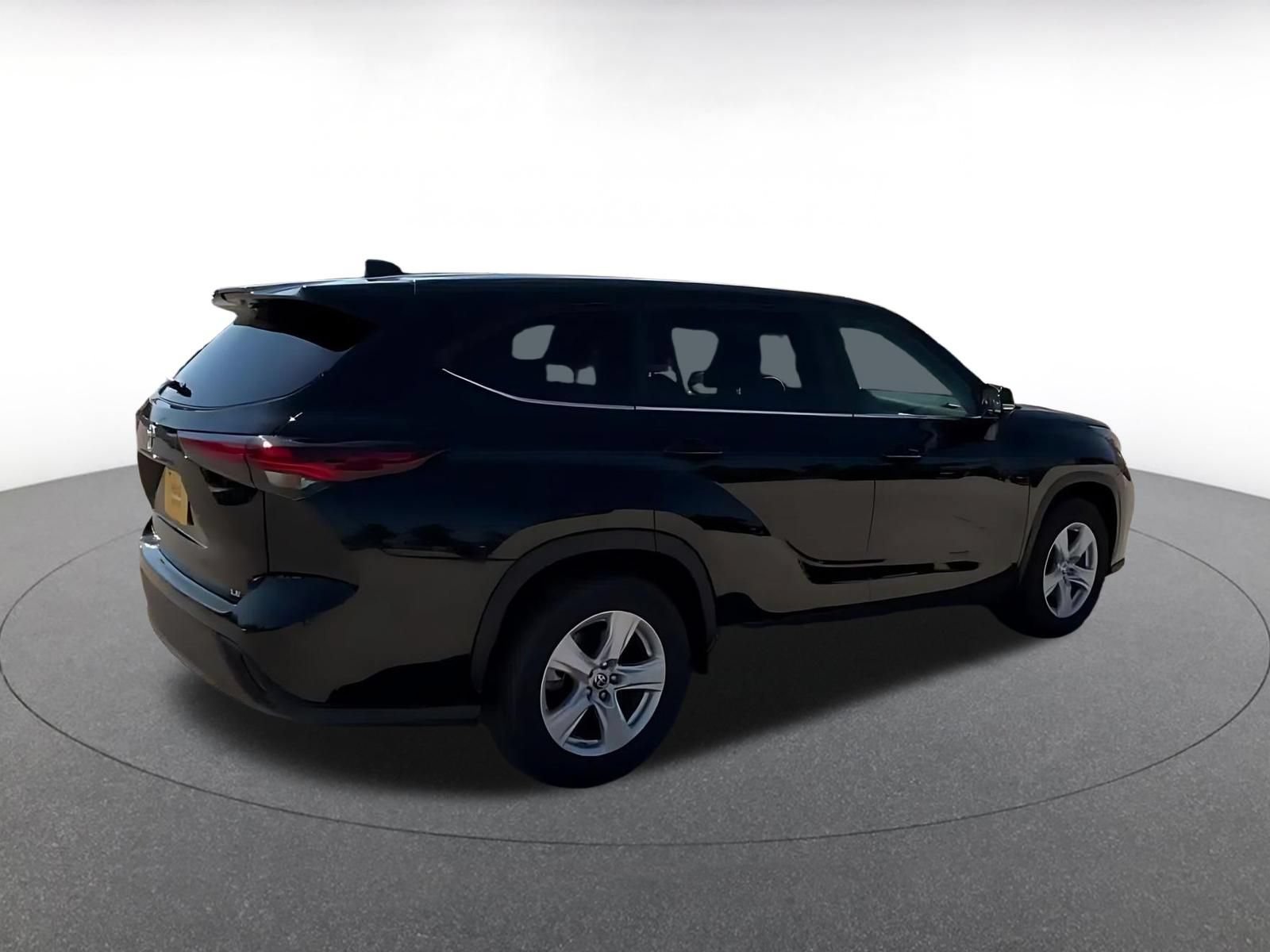 Used 2025 Toyota Highlander LE FWD image 11