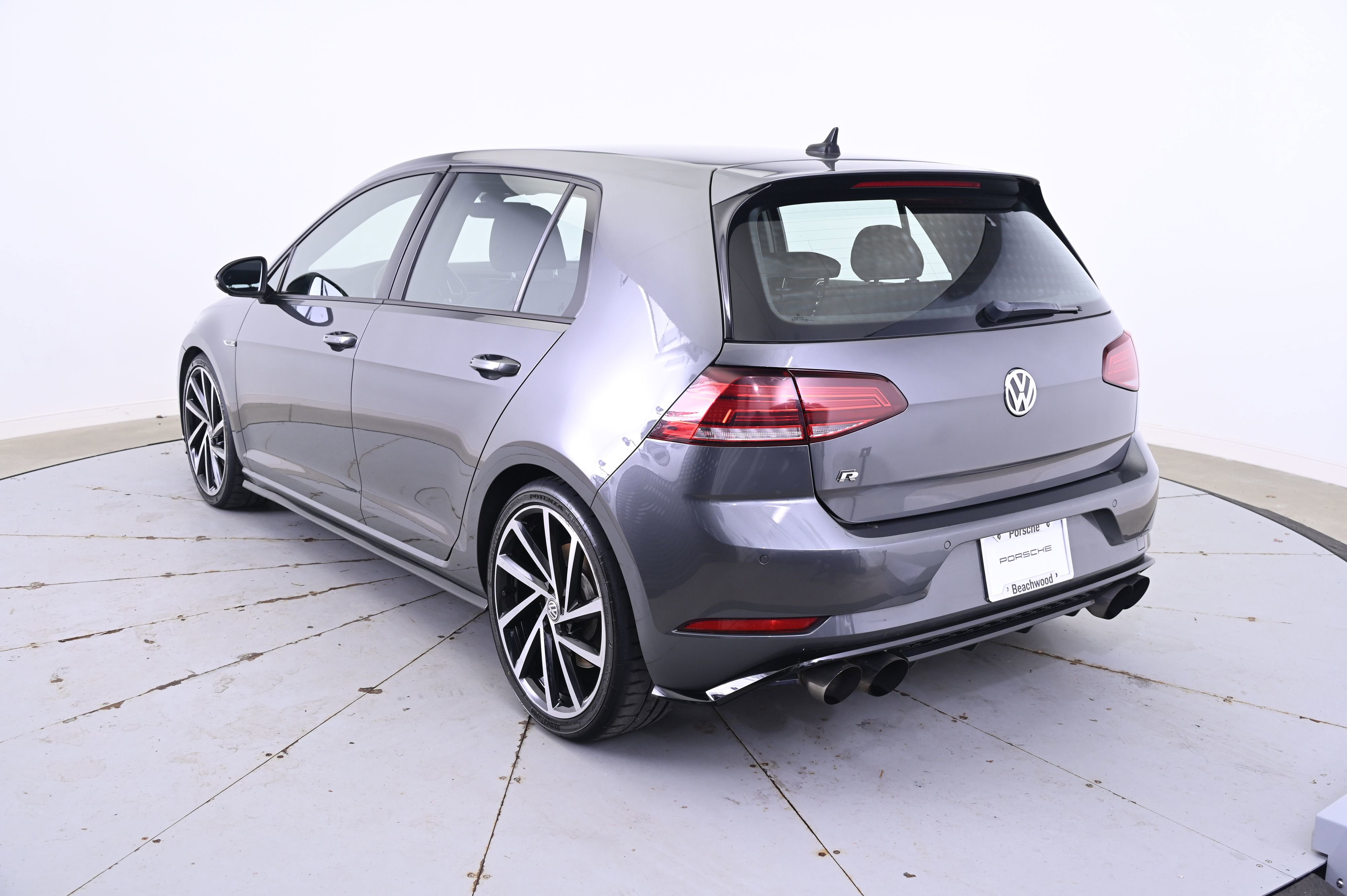 Used 2018 Volkswagen Golf R 4-Door image 3