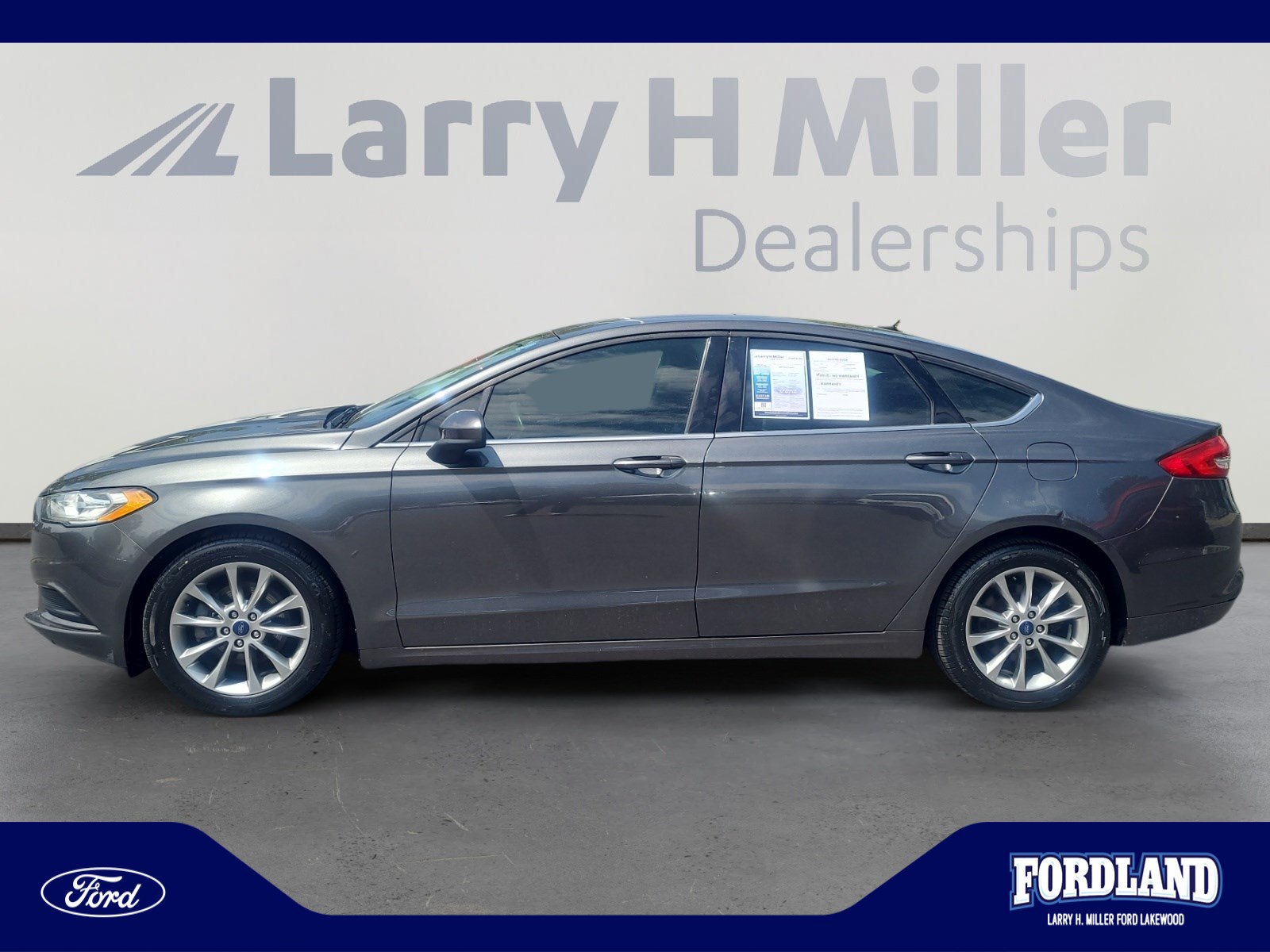 Used 2017 Ford Fusion SE w/ Fusion SE Technology Package FWD image 2