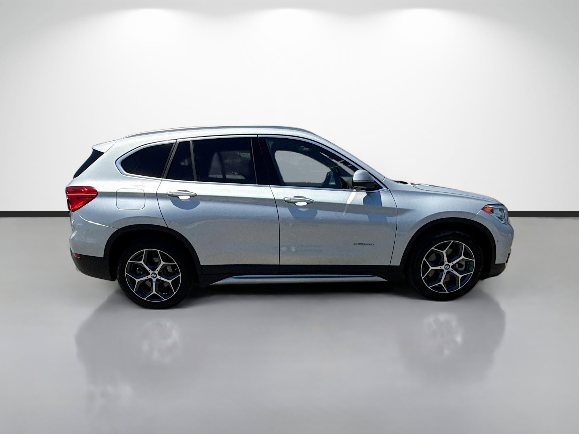 Used 2017 BMW X1 sDrive28i FWD image 2