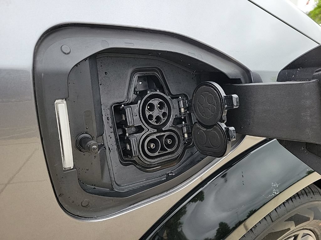 Used 2023 Nissan Ariya AWD image 11