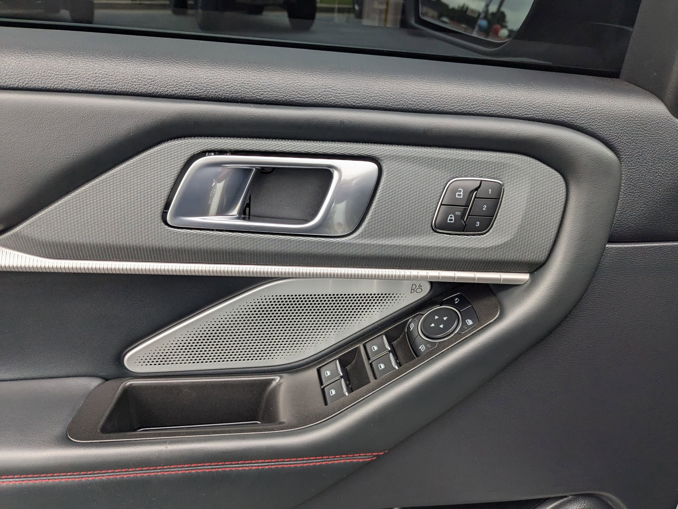 Used 2025 Ford Explorer ST image 12