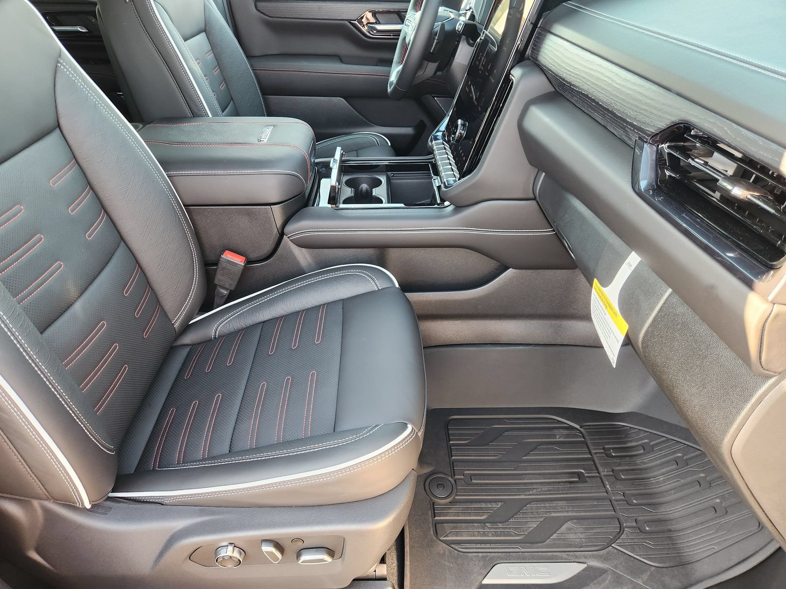 New 2026 GMC Yukon AT4 Ultimate w/ LPO, Floor Liner Package AWD/4WD image 17