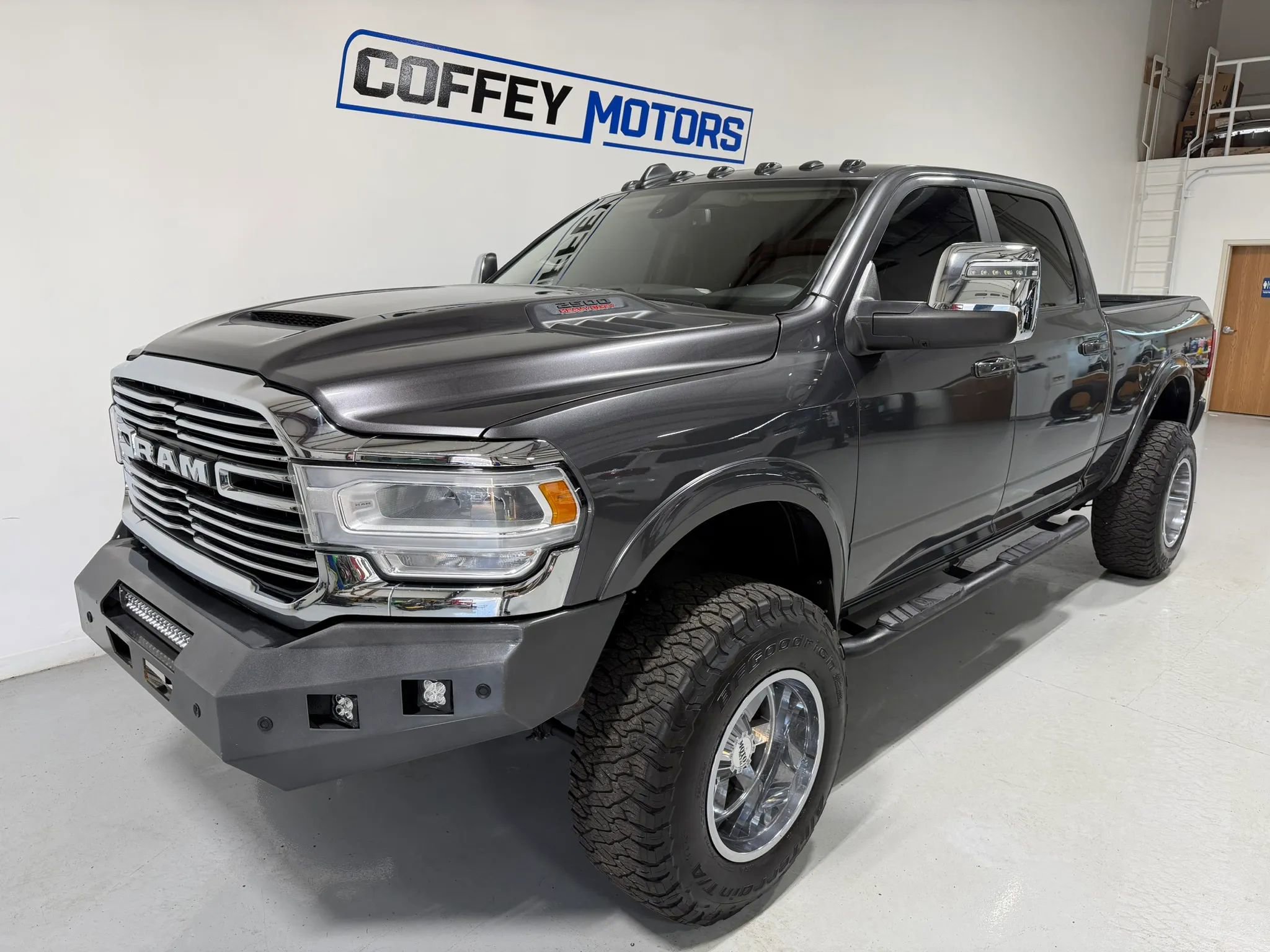 Used 2023 RAM 2500 Laramie AWD/4WD image 2