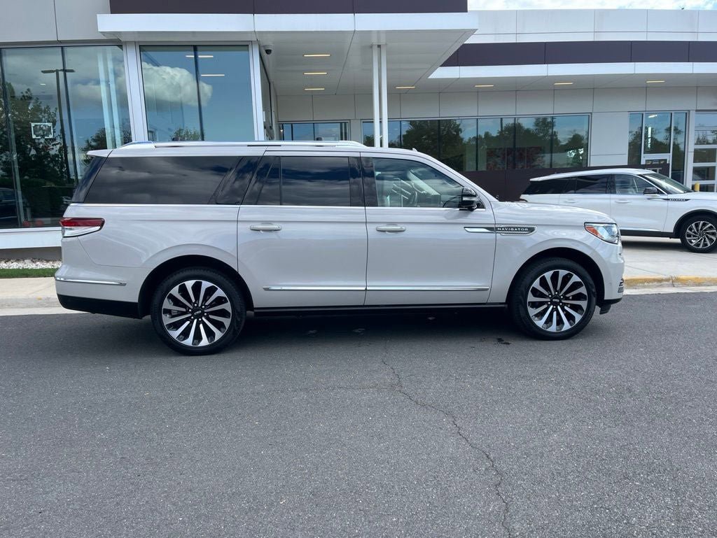 Certified 2024 Lincoln Navigator L Reserve AWD/4WD image 10