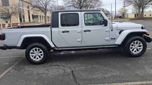 Used 2023 Jeep Gladiator Sport image 2