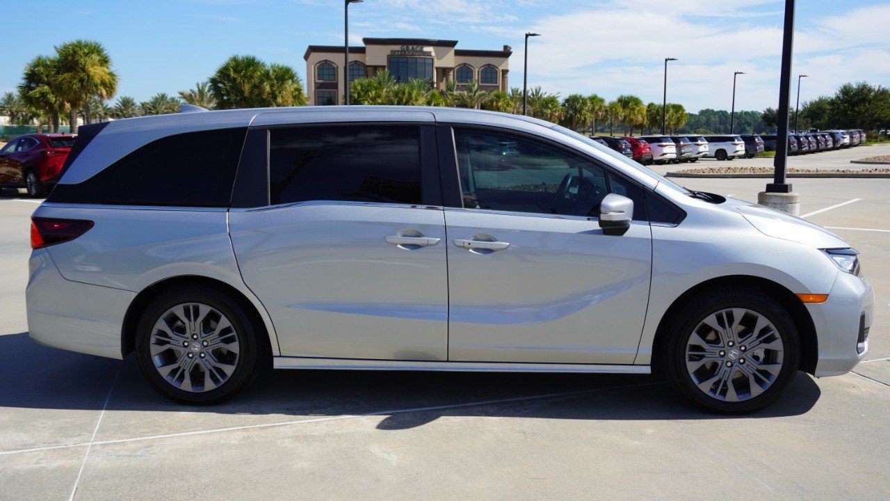 Used 2025 Honda Odyssey Touring image 4