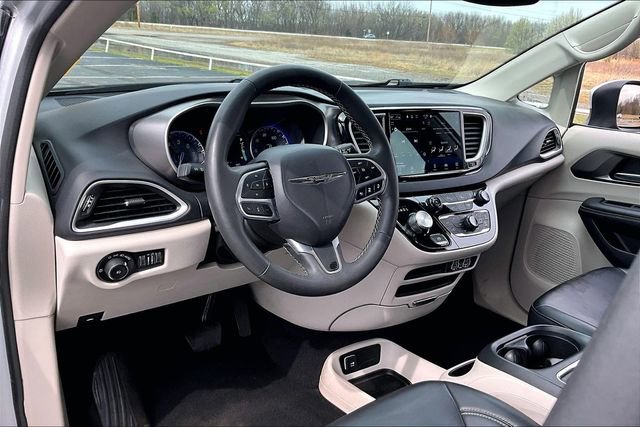 Used 2023 Chrysler Pacifica Touring-L image 17