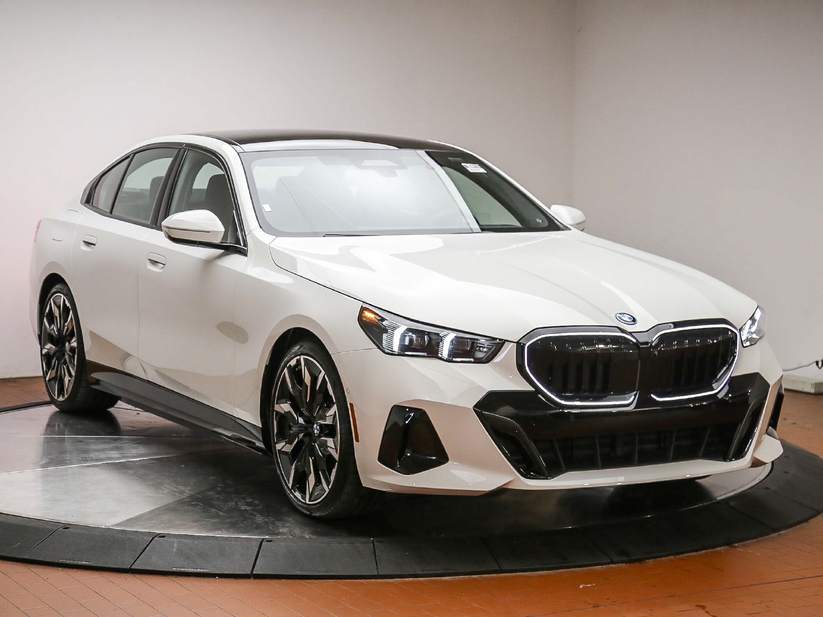 New 2027 BMW 550e xDrive AWD/4WD image 3