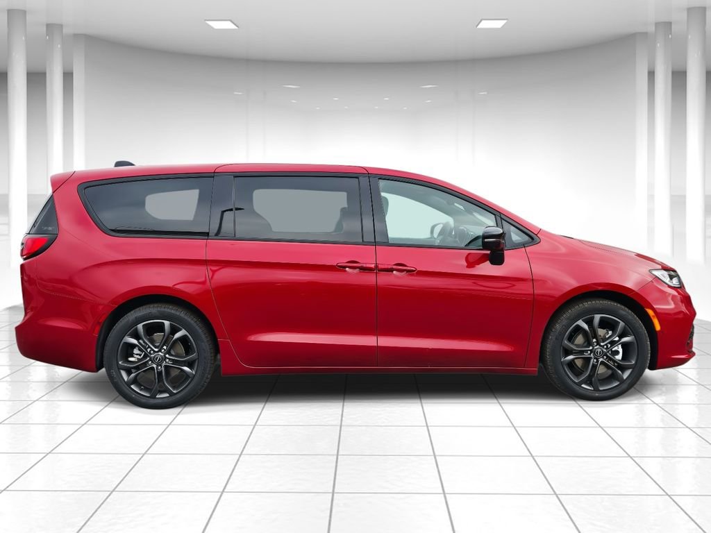 New 2026 Chrysler Pacifica Select image 2