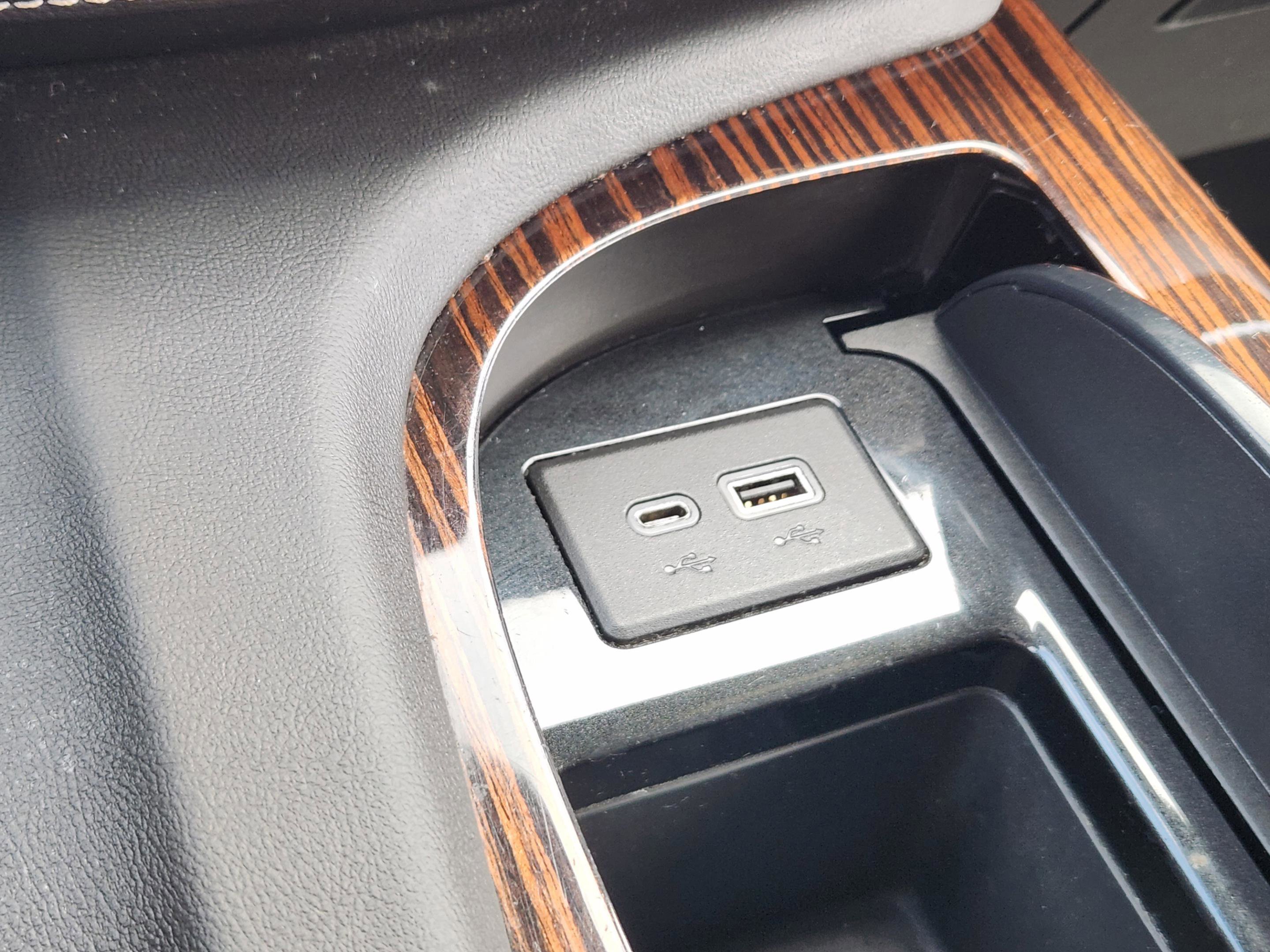 Used 2021 Cadillac Escalade Premium Luxury AWD/4WD image 17