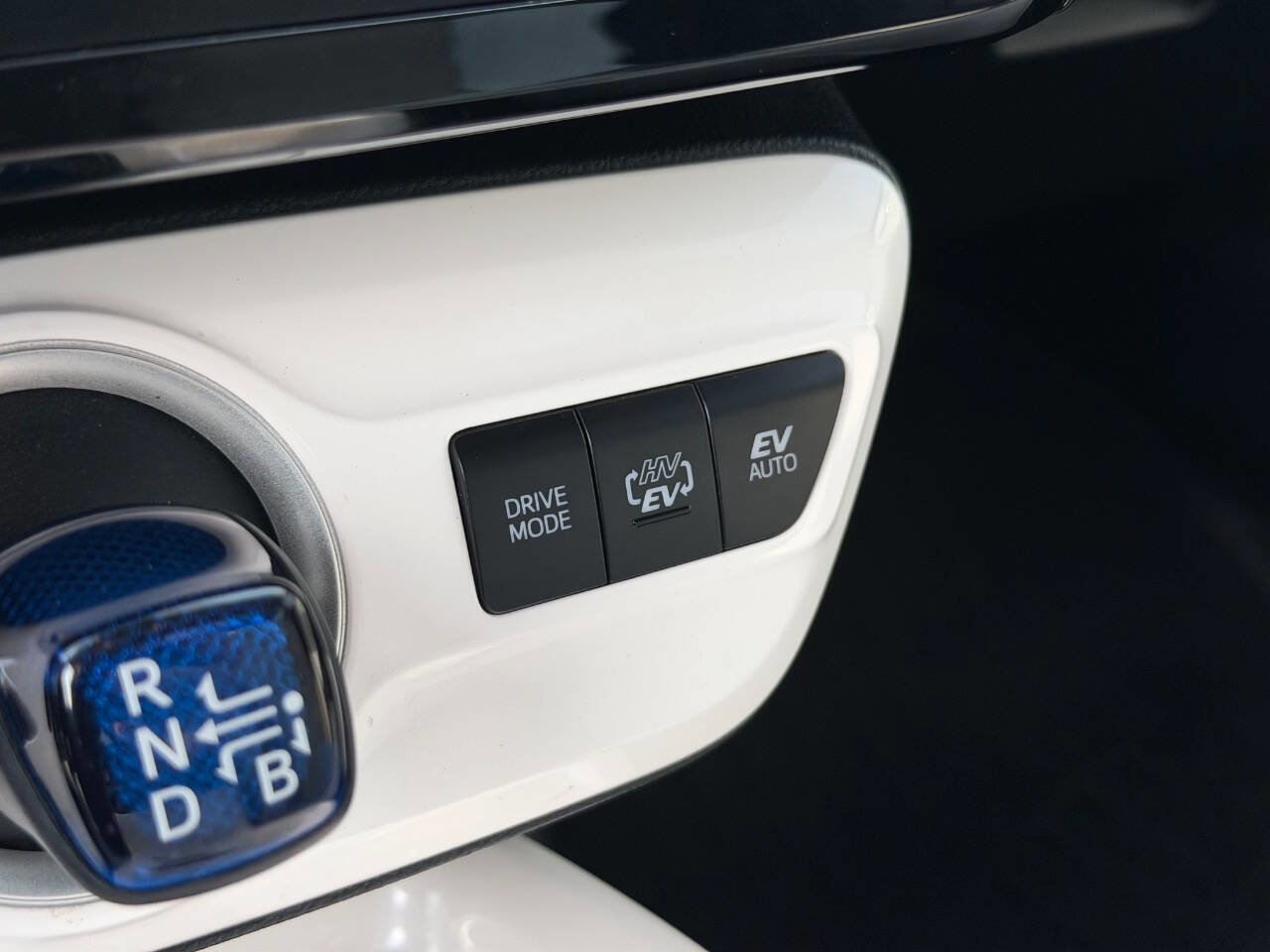 Used 2017 Toyota Prius Prime Advanced FWD image 33