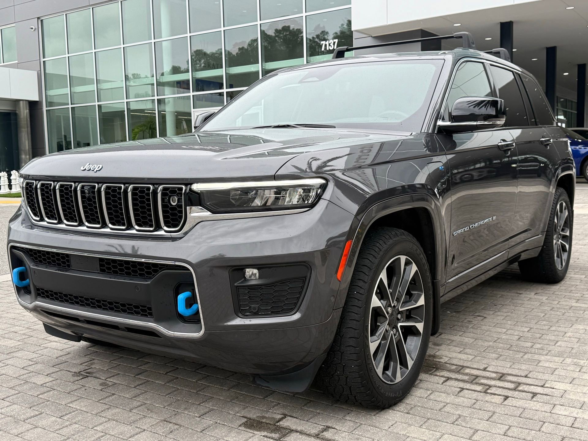 Used 2022 Jeep Grand Cherokee Overland w/ Advanced Protech Group III image 9