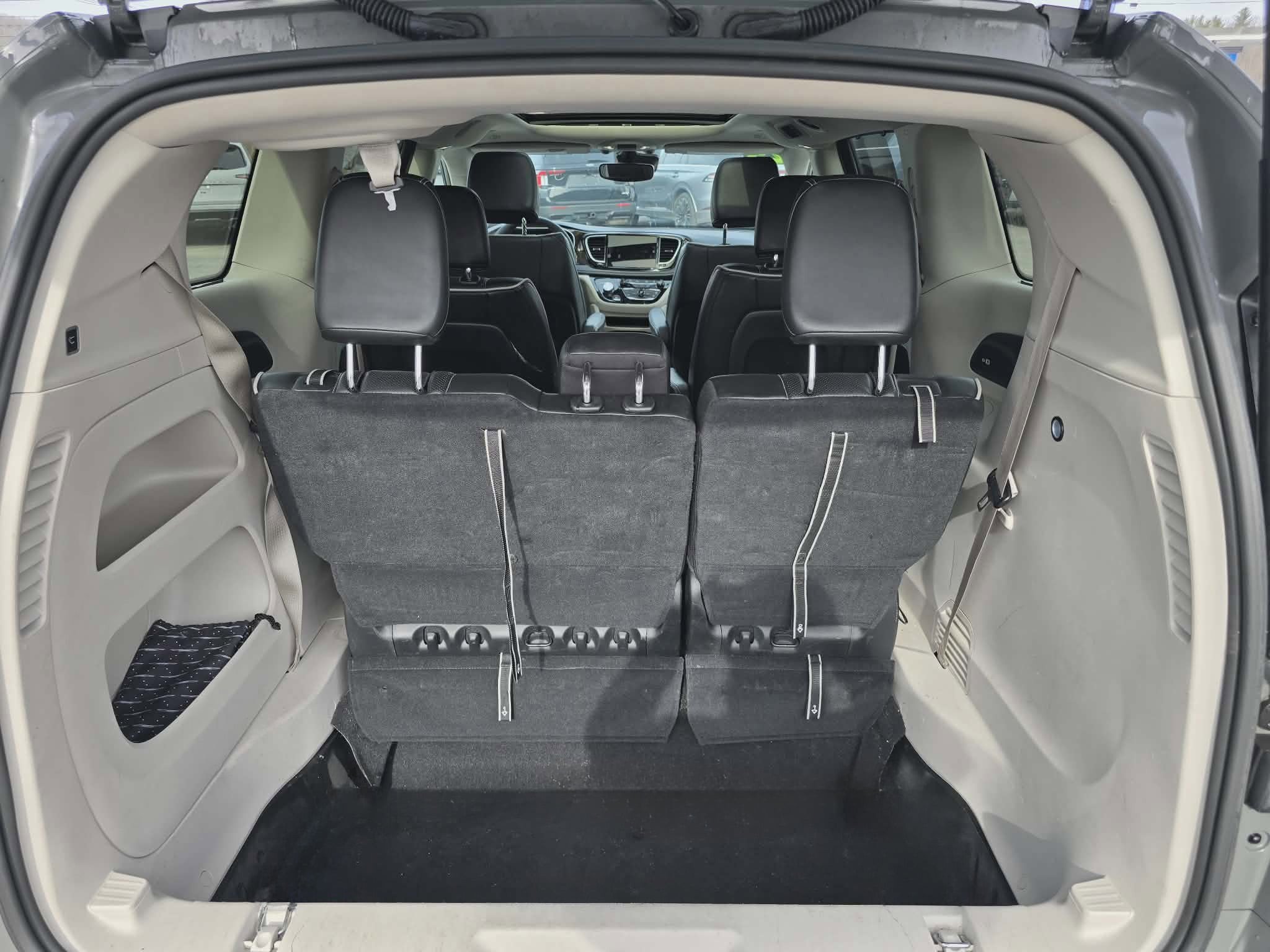 Used 2023 Chrysler Pacifica Limited image 5