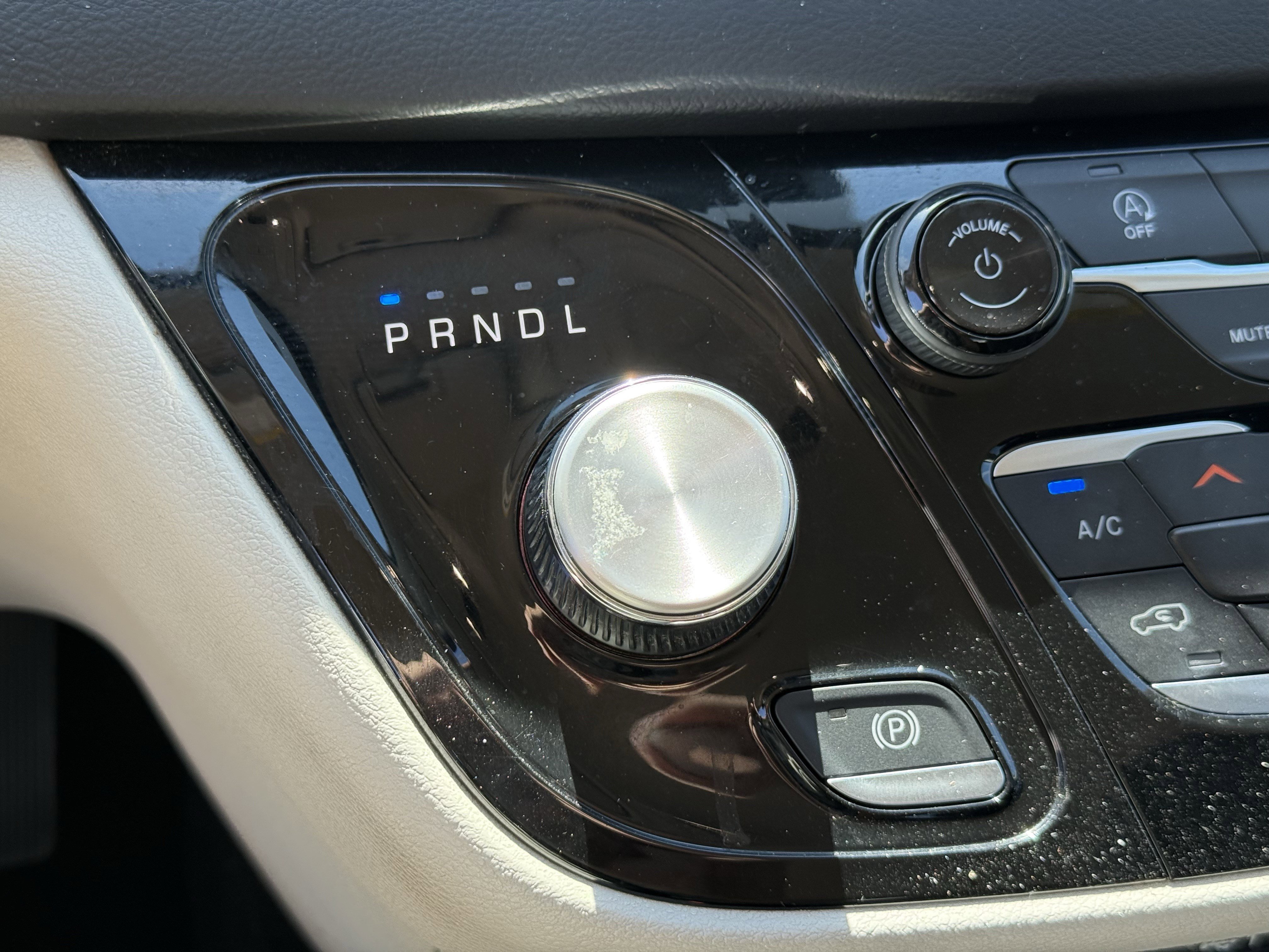 Used 2023 Chrysler Voyager LX image 23