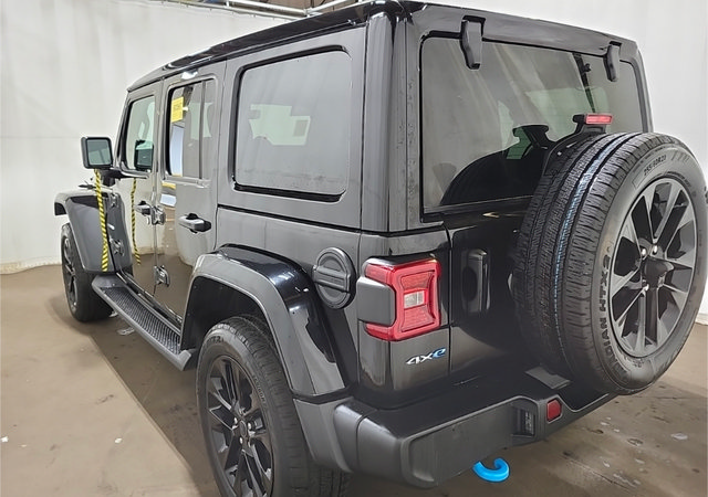 Used 2024 Jeep Wrangler Unlimited Sahara w/ Technology Group AWD/4WD image 17