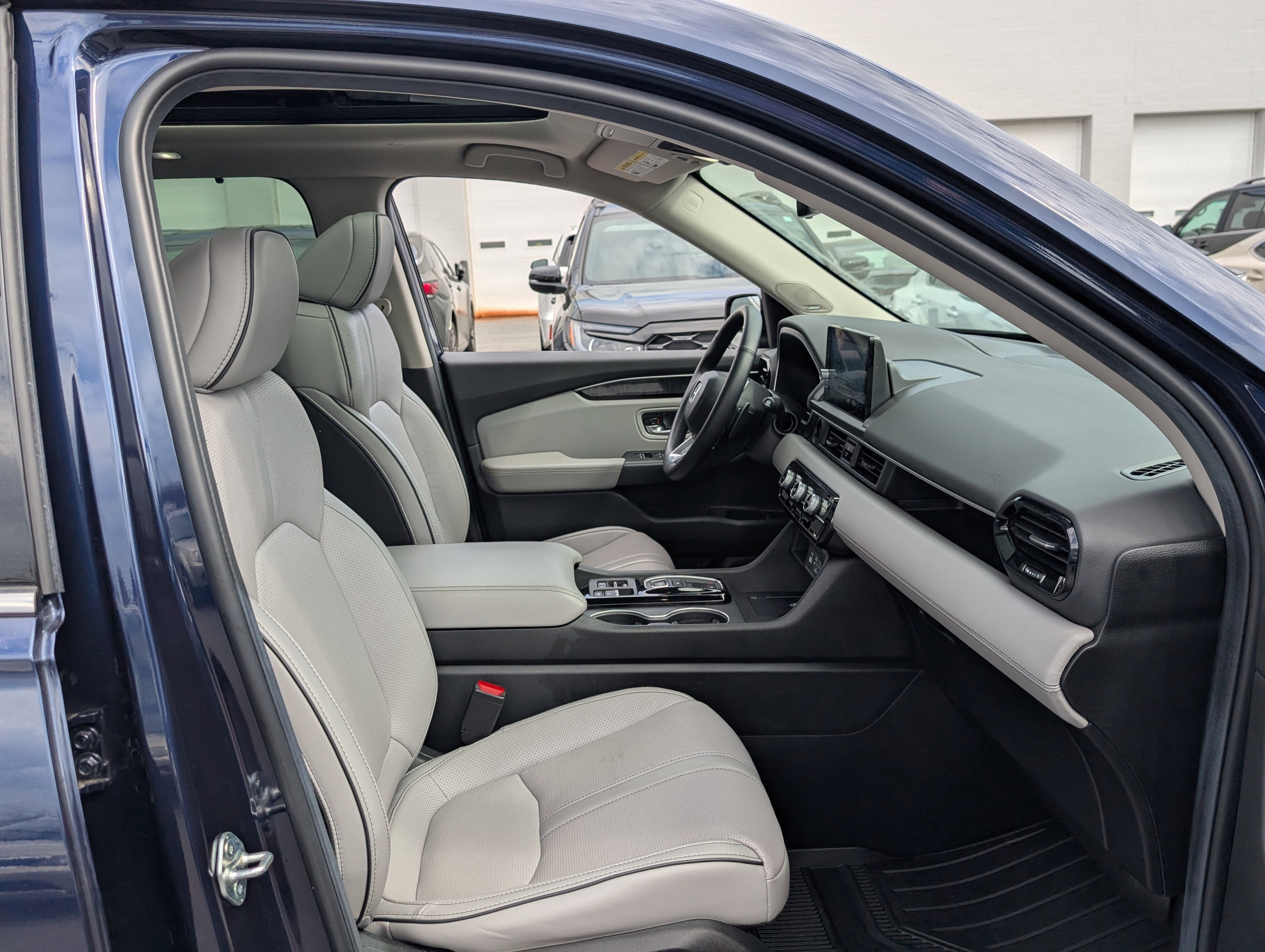 Used 2025 Honda Pilot Elite image 11