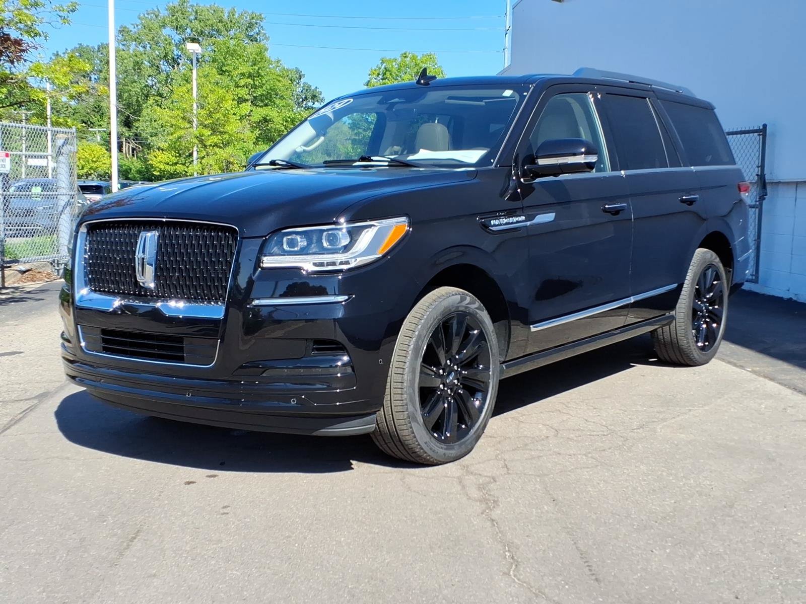 Certified 2024 Lincoln Navigator Reserve AWD/4WD image 3