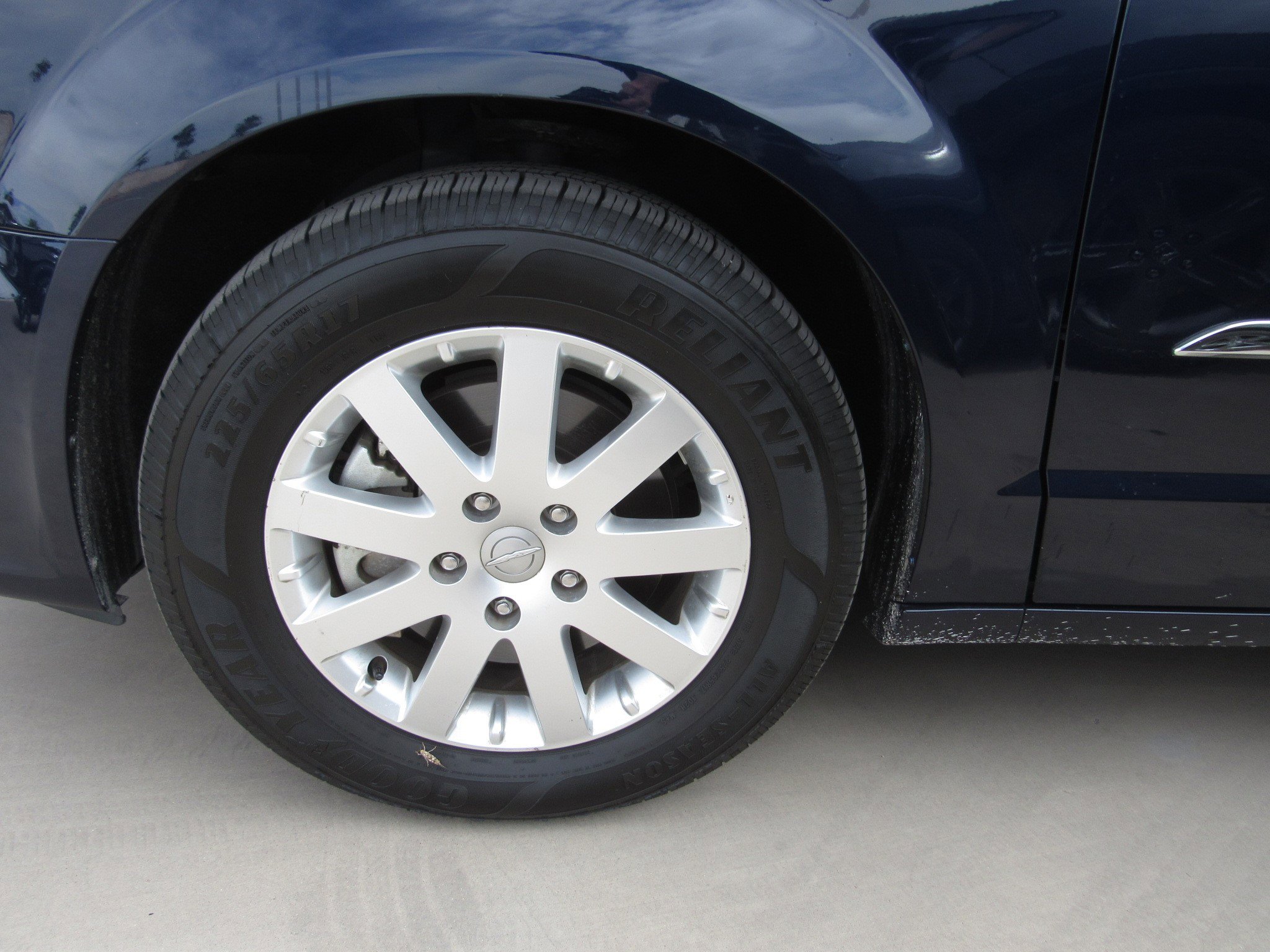 Used 2013 Chrysler Town & Country Touring image 5