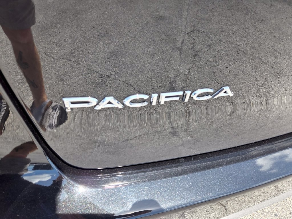 Used 2022 Chrysler Pacifica Touring-L AWD/4WD image 11