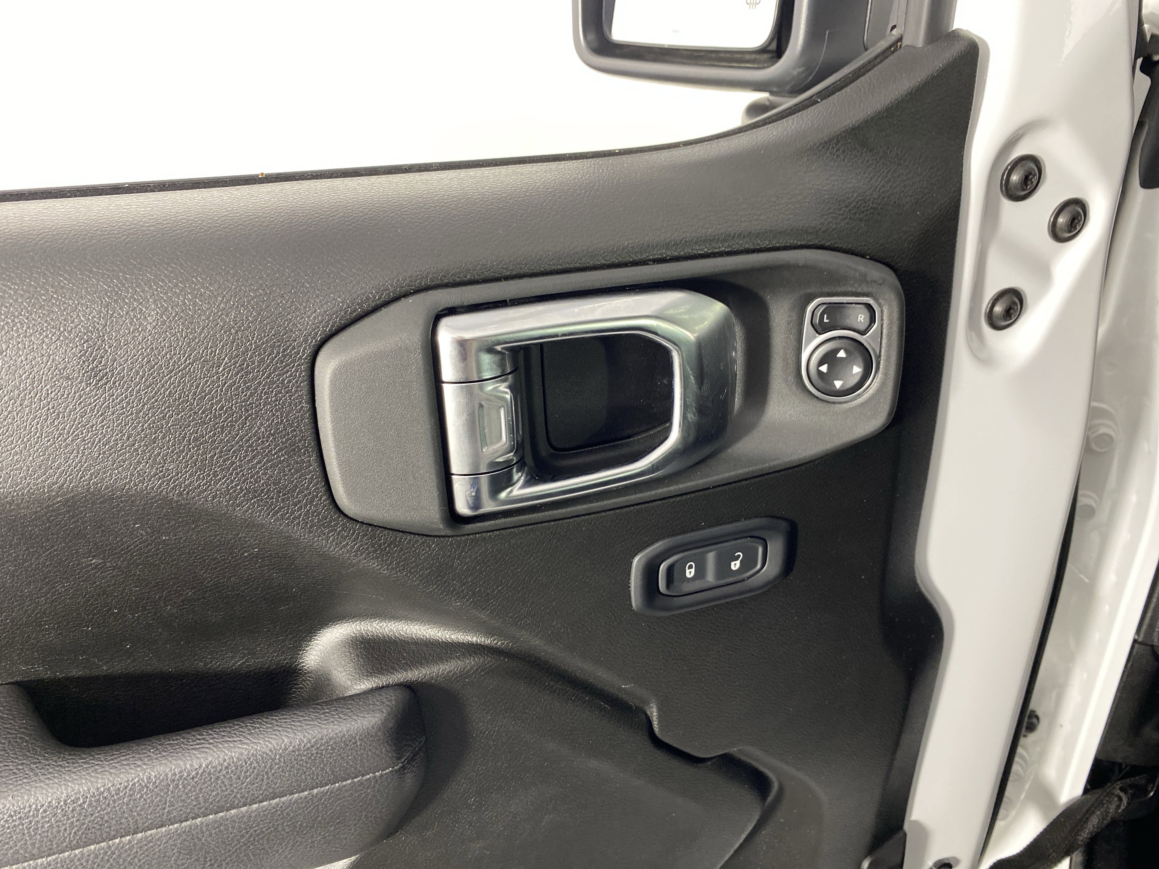 Used 2025 Jeep Wrangler Unlimited Rubicon 4xe w/ Convenience Group AWD/4WD image 15