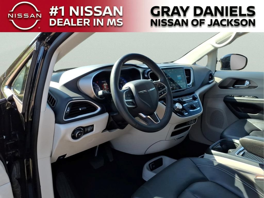 Used 2024 Chrysler Pacifica Touring-L FWD image 11