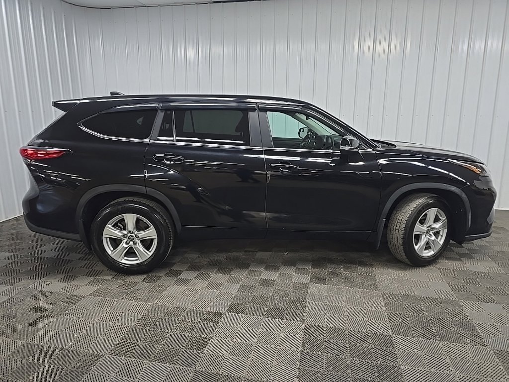 Used 2023 Toyota Highlander LE AWD/4WD image 2