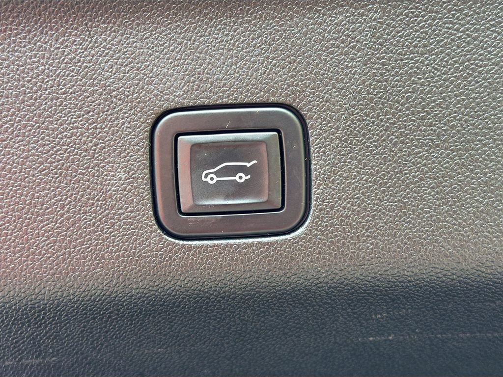 Used 2021 GMC Yukon AT4 w/ Technology Package image 16