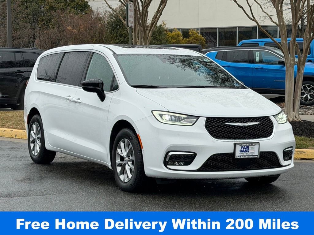 Used 2026 Chrysler Pacifica Select image 1