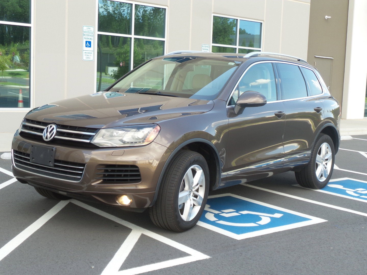 Used 2013 Volkswagen Touareg VR6 image 1
