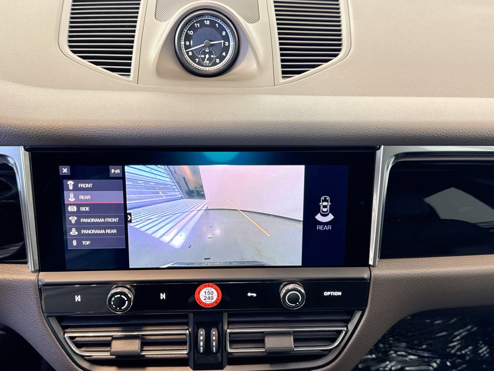 Certified 2025 Porsche Macan image 17