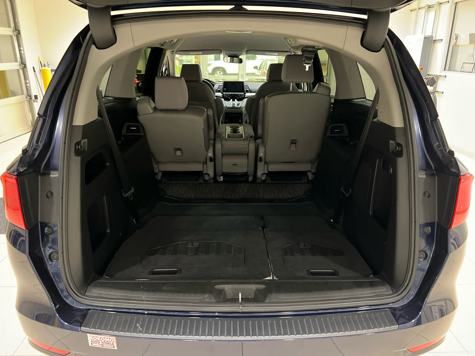 Used 2024 Honda Odyssey EX image 2