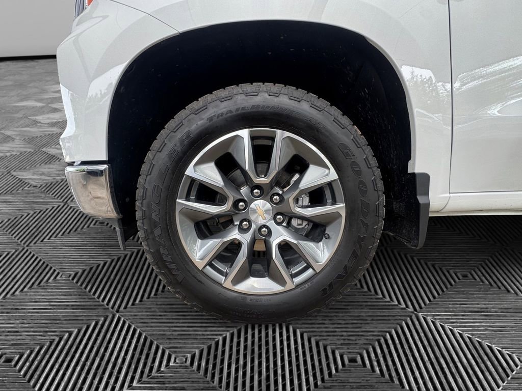 Used 2025 Chevrolet Silverado 1500 LT AWD/4WD image 9