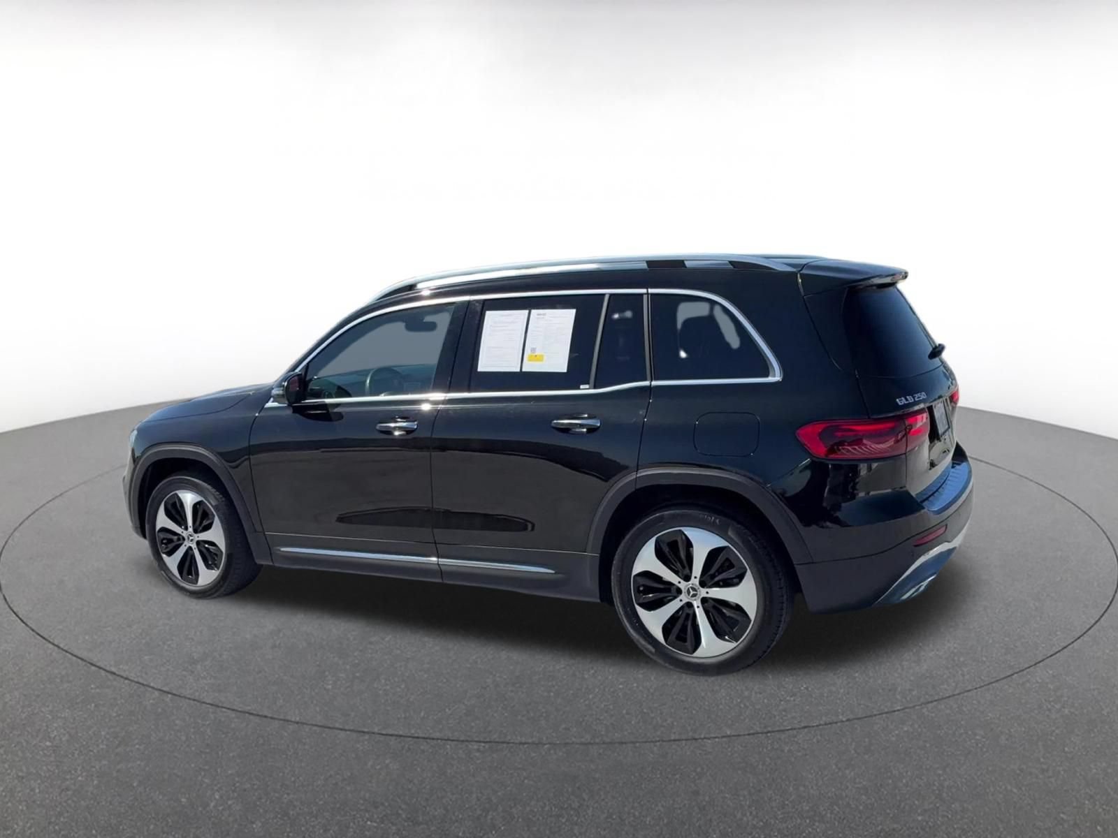 Used 2025 Mercedes-Benz GLB 250 4MATIC image 10