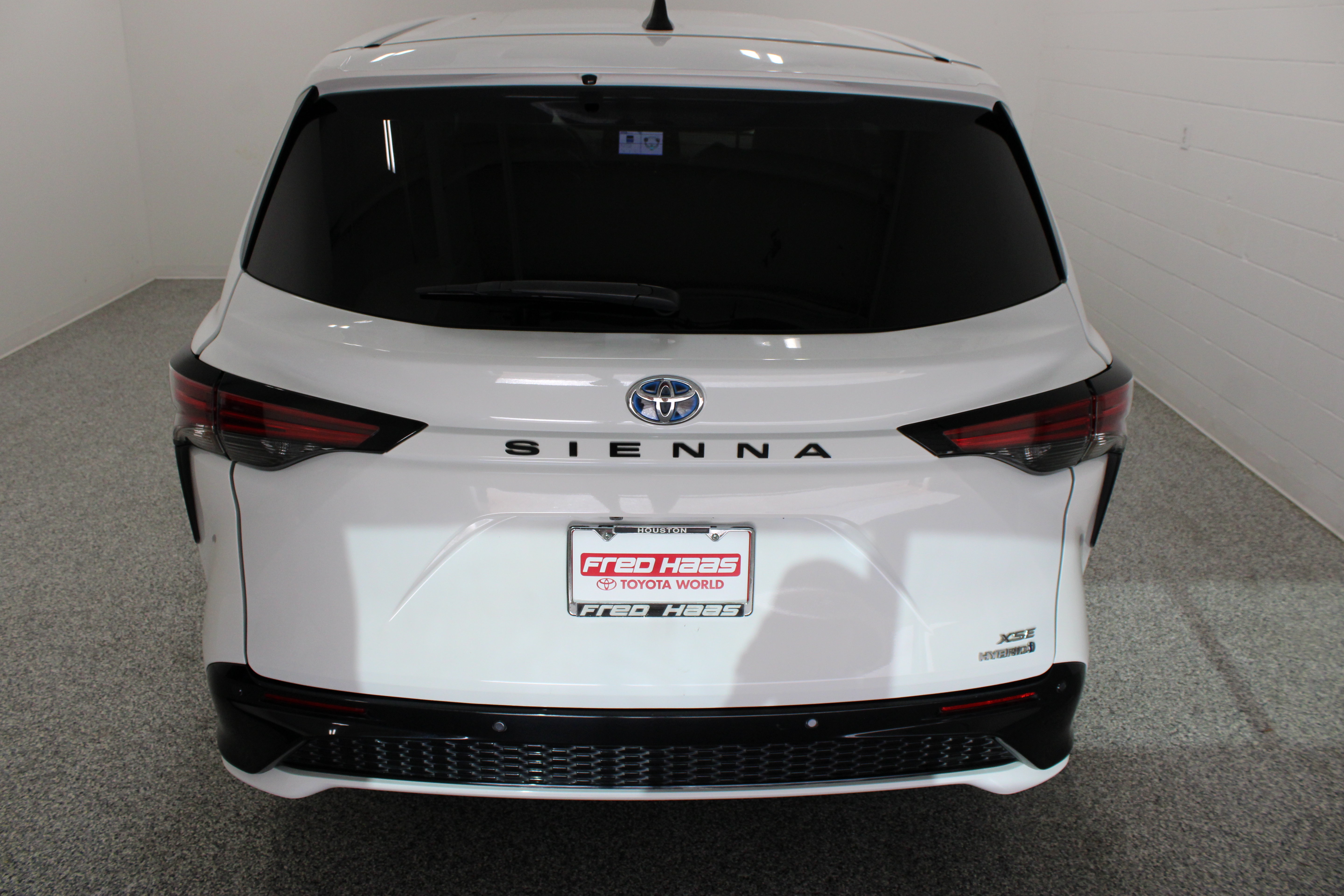 Used 2023 Toyota Sienna XSE FWD image 8