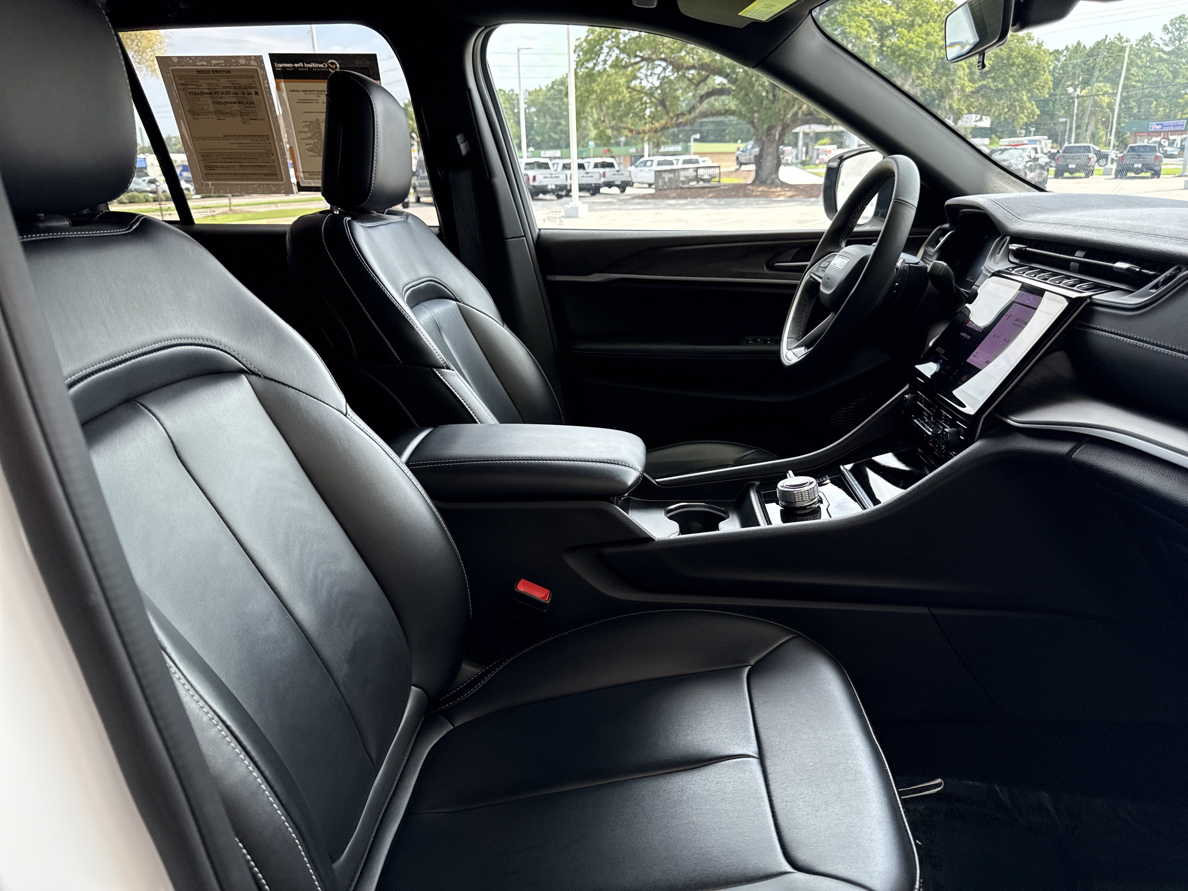 Used 2025 Jeep Grand Cherokee Limited AWD/4WD image 31